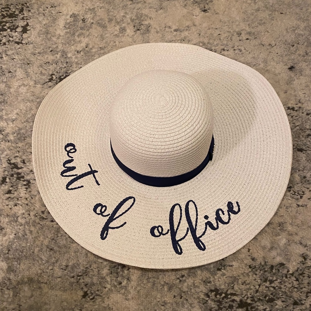 “Out of Office” White & Navy Blue Boutique Wide Brim Floppy Sun Hat: NEW